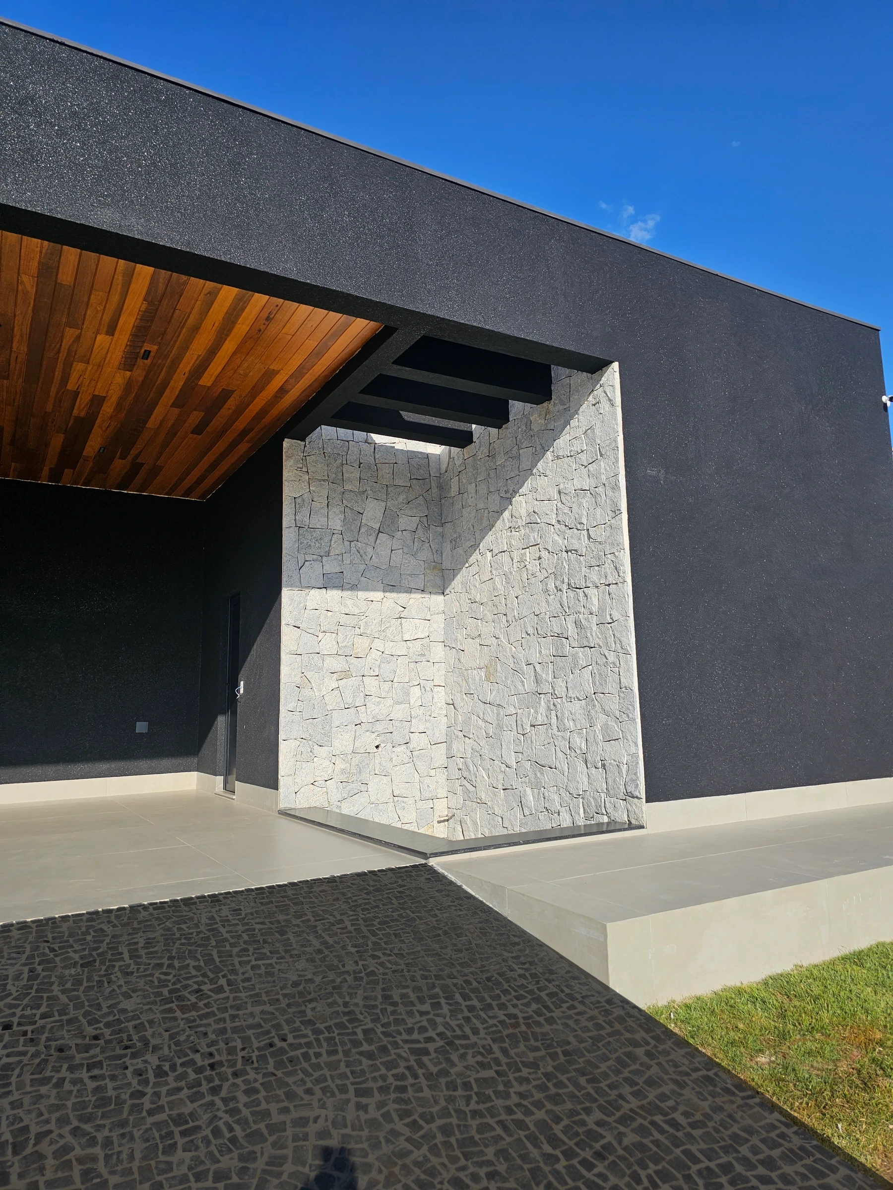 Fachada com pedra natural clara — foto do acervo KonstruLaer